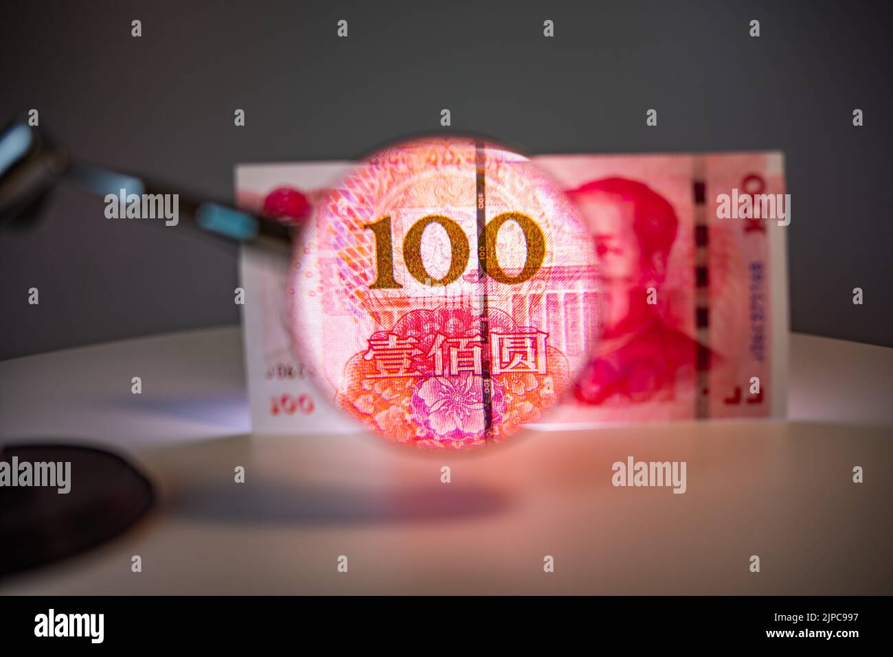 Nahaufnahme der chinesischen Währung: Renminbi (RMB).die People`s Bank of China 100 Yuan Währung, Wirtschaft, RMB, Finanzen, Investitionen, Zinssatz Stockfoto